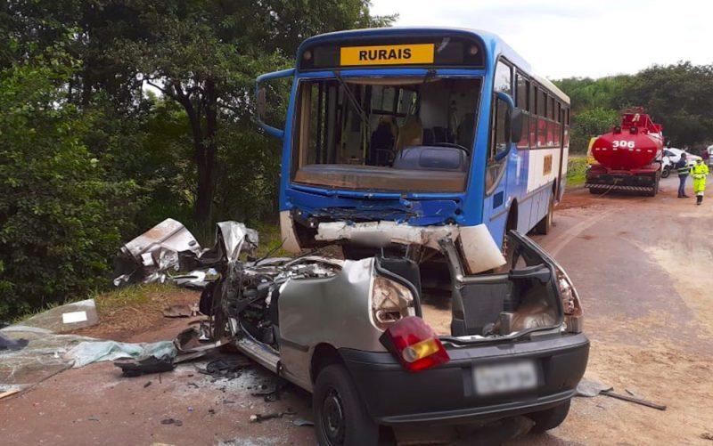 Sete jovens morrem em acidente entre carro e ônibus