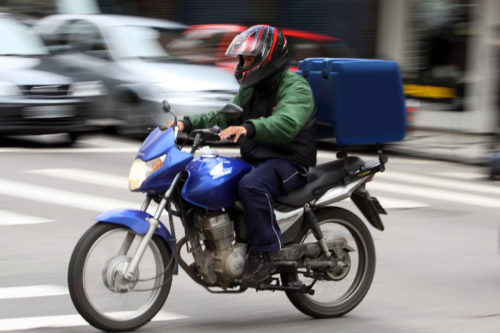 PL pretende reduzir a idade mínima para trabalhar como motoboy ou mototaxista