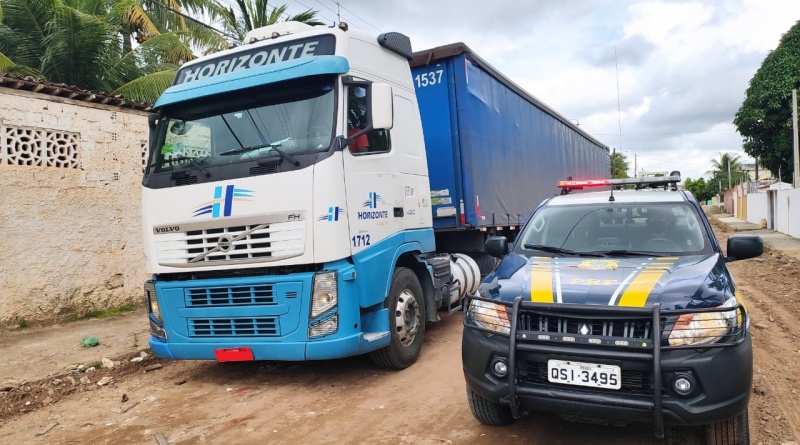 PRF recupera caminhão furtado avaliado em R$ 240 mil