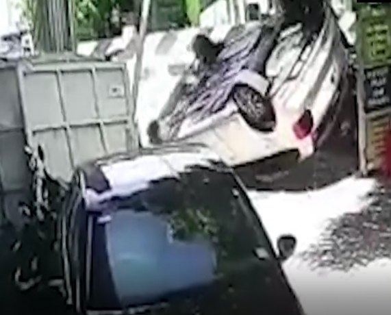 Vídeo: Motorista se empolga com carro novo e capota
