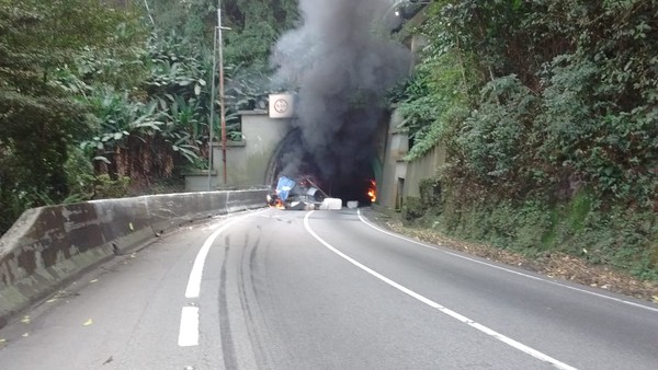 Vídeo: Carreta tomba, pega fogo em túnel em Cubatão-SP