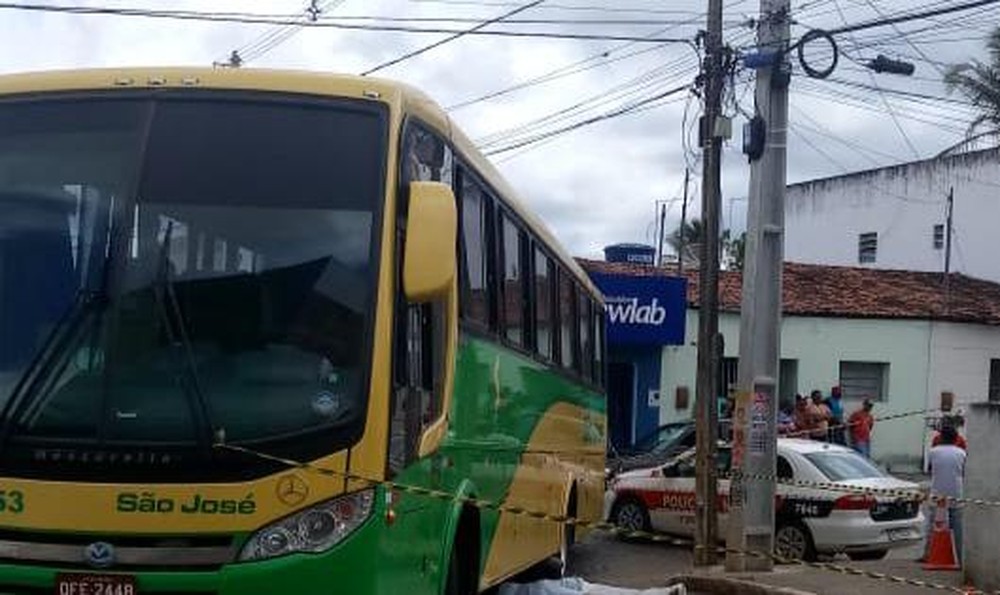 Homem morre após ser atropelado por ônibus na Paraíba