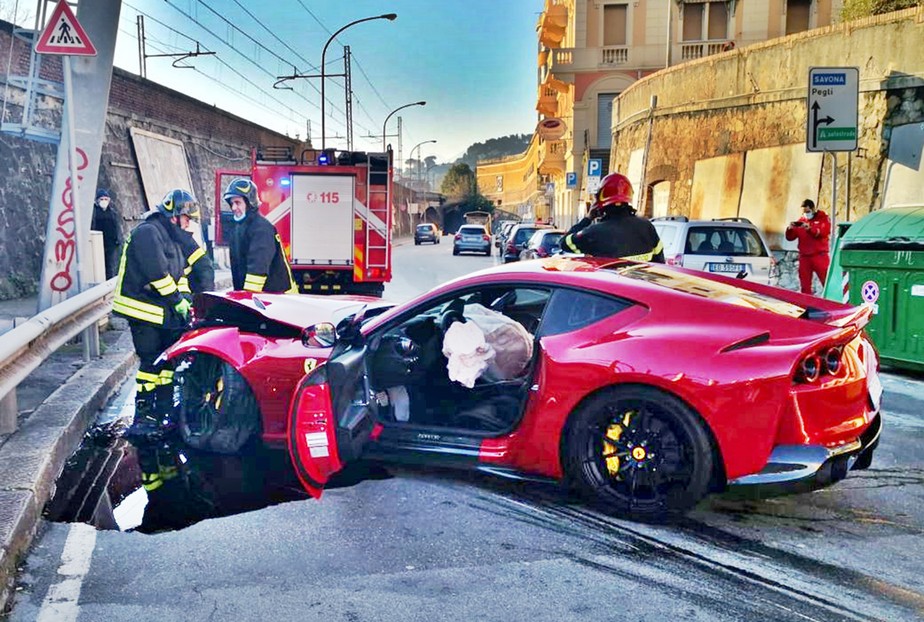 Funcionário de lava-rápido destrói Ferrari