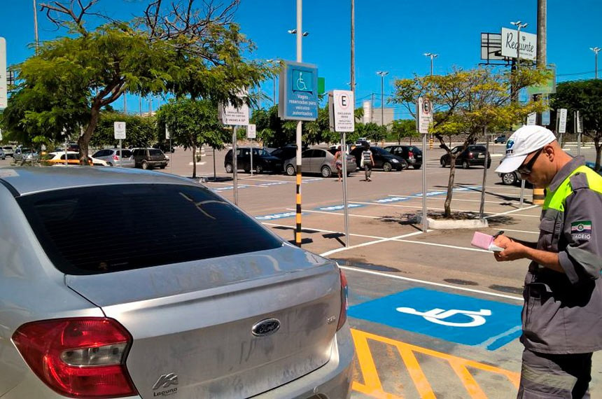 Multa para estacionamento irregular em vaga especial pode aumentar