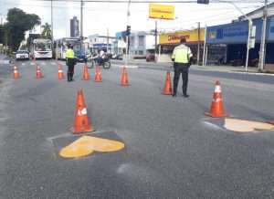 Semob-JP pinta corações na Avenida Epitácio Pessoa pelo Maio Amarelo