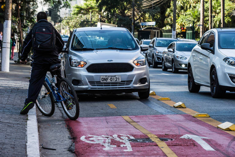 Parar o veículo sobre ciclovia ou ciclofaixa será infração de trânsito