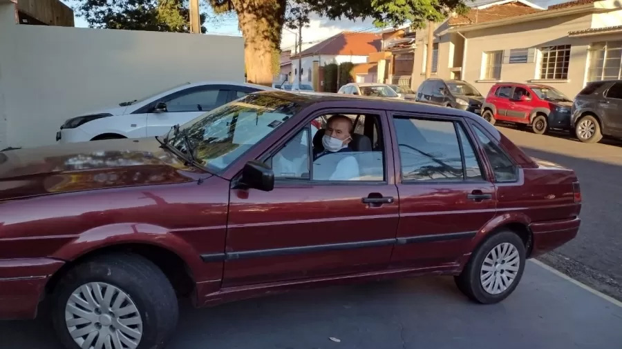 Homem de 102 anos renova CNH para seguir dirigindo seu VW Santana