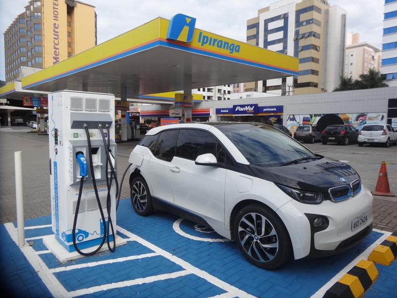 Registros de carros elétricos aumentaram 41% em 2020, diz IEA