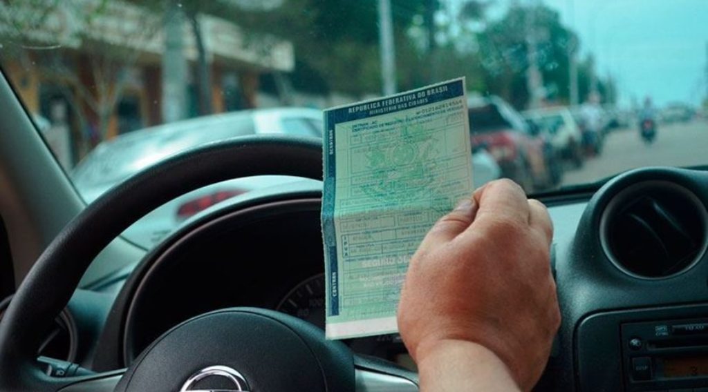 Motorista sem multas de trânsito tem desconto no IPVA; veja em quais estados