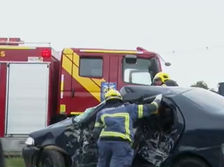 Caminhão desgovernado atinge carros e deixa uma pessoa morta