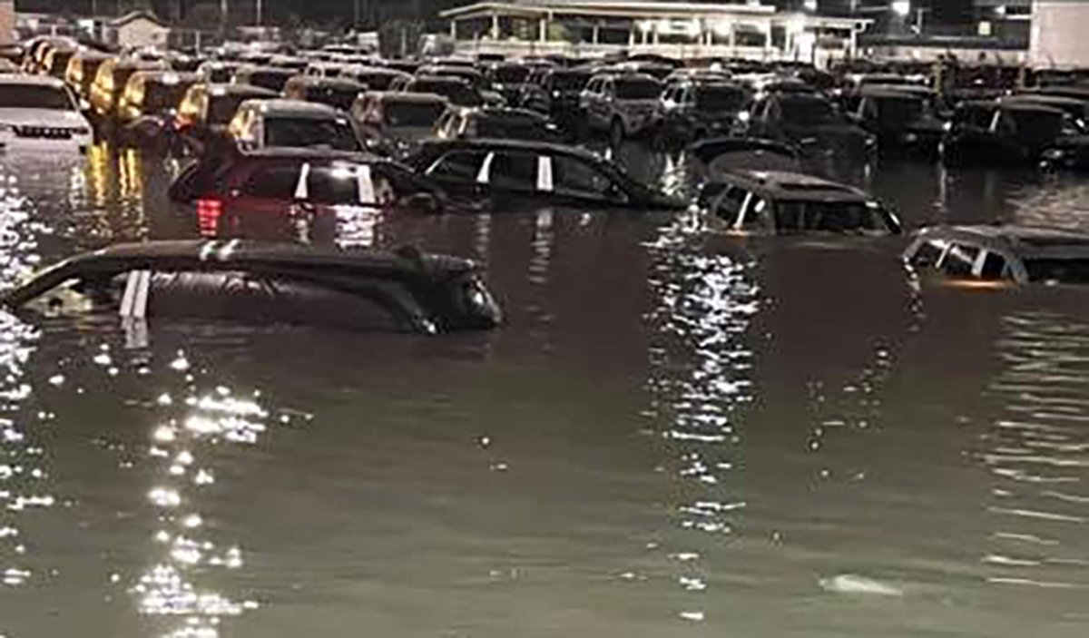 Enchente inunda pátio de fábrica da Jeep e destrói vários modelos