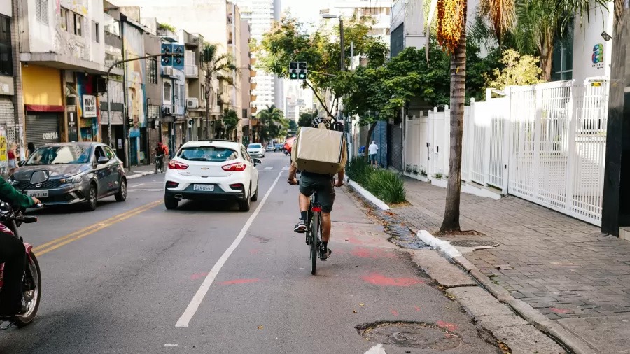 Não é piada: presença de ciclista na via é direito garantido por lei