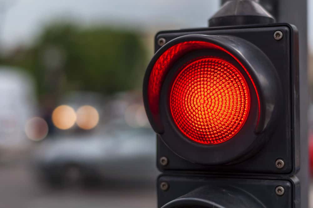 Furar semáforo vermelho na madrugada pode gerar multa?