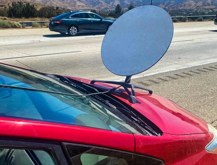 Motorista é multado por rodar com antena de internet no capô do carro