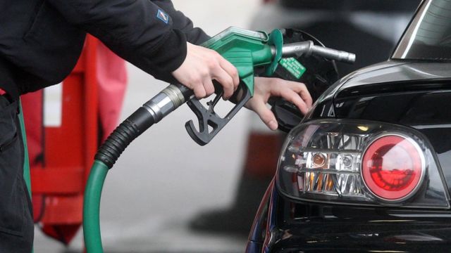 Especialistas analisam quanto o preço da gasolina pode reduzir com o teto do ICMS