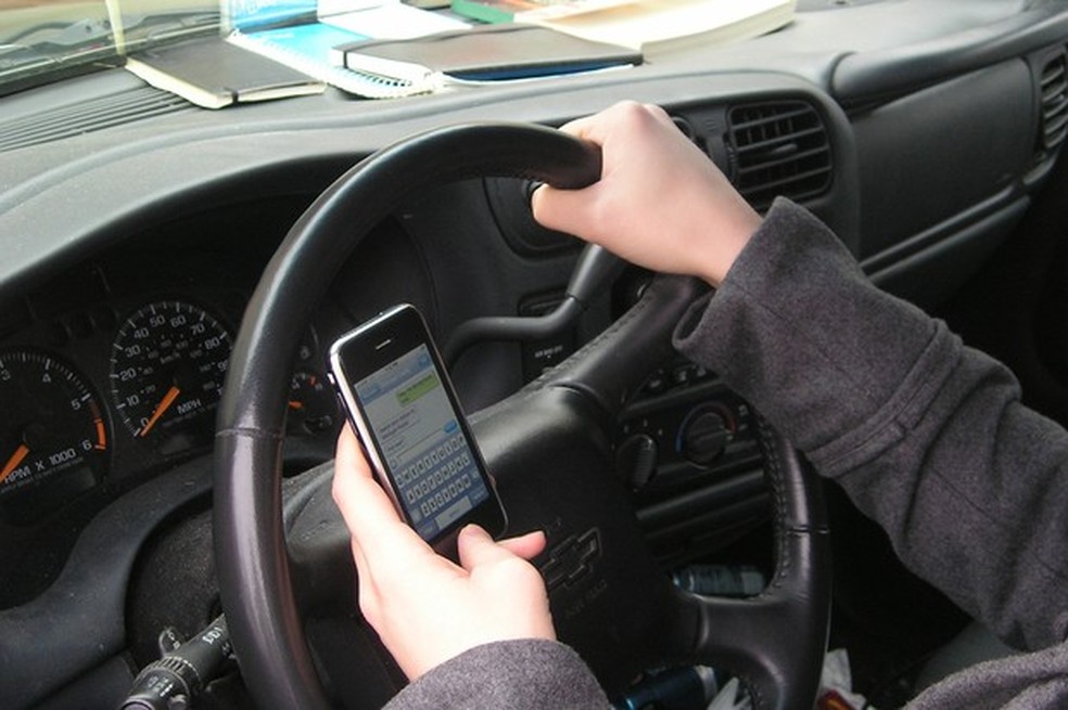 Na Inglaterra, uso do celular ao volante pode custar um iPhone