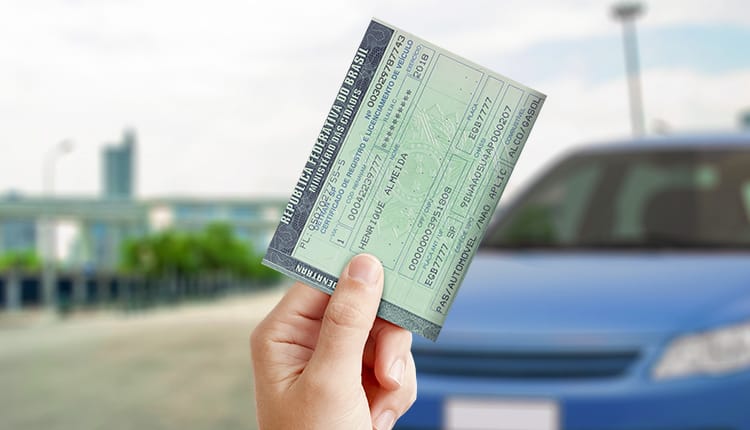Detran alerta: veículos com placas terminadas em 3 e 4 devem ser licenciados em agosto