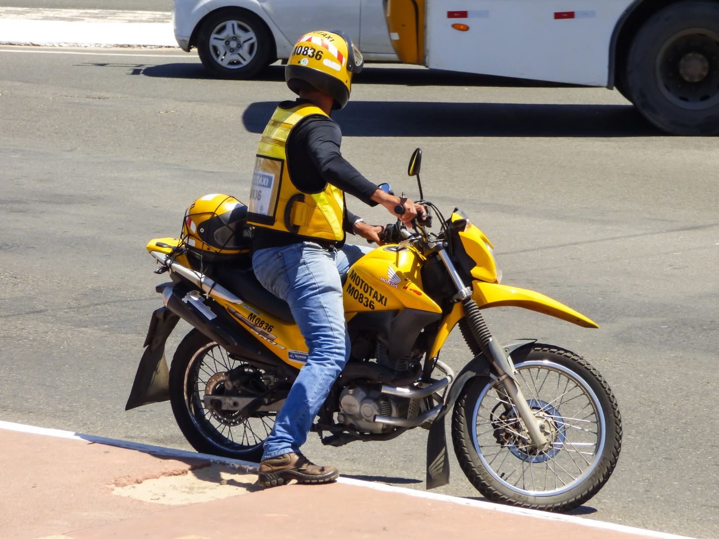 Prefeitura de São Paulo lança campanha de alerta sobre riscos do uso de mototáxis