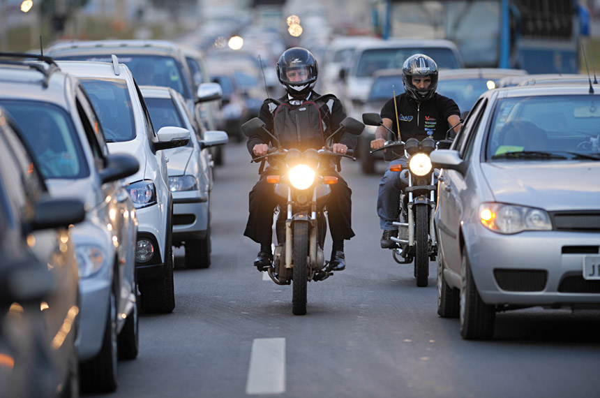 É proibido pilotar moto descalço?