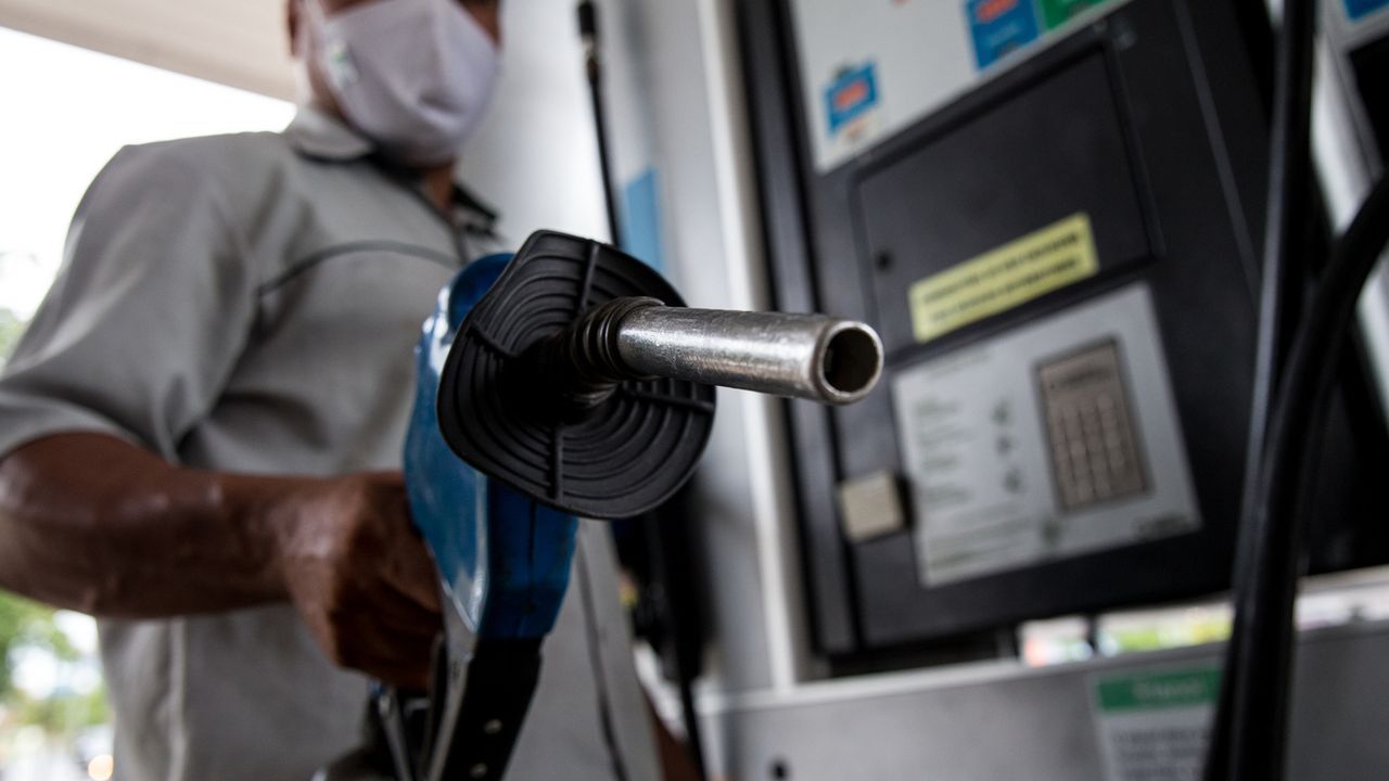Preço da gasolina oscila entre R$ 6,320 e R$ 6,550; Confira os postos