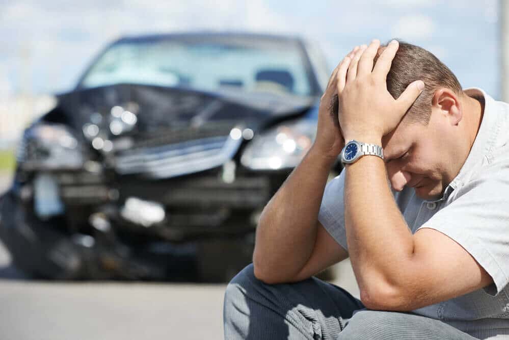 Distração no trânsito causa 18% dos acidentes de carro, diz estudo