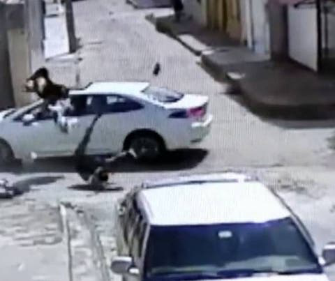 Bebê é arremessado de moto após veículo ser atingido por carro