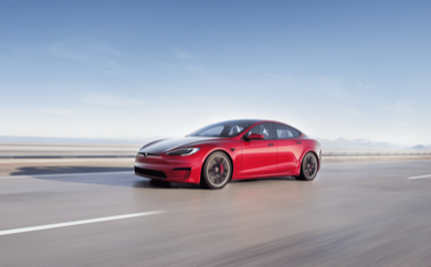 Tesla encontra defeito de software em 800 mil veículos