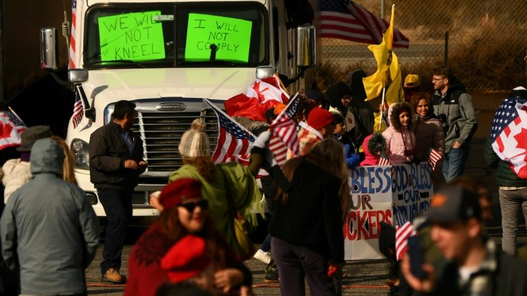 Caminhoneiros  iniciam  caravana contra medidas anticovid nos EUA