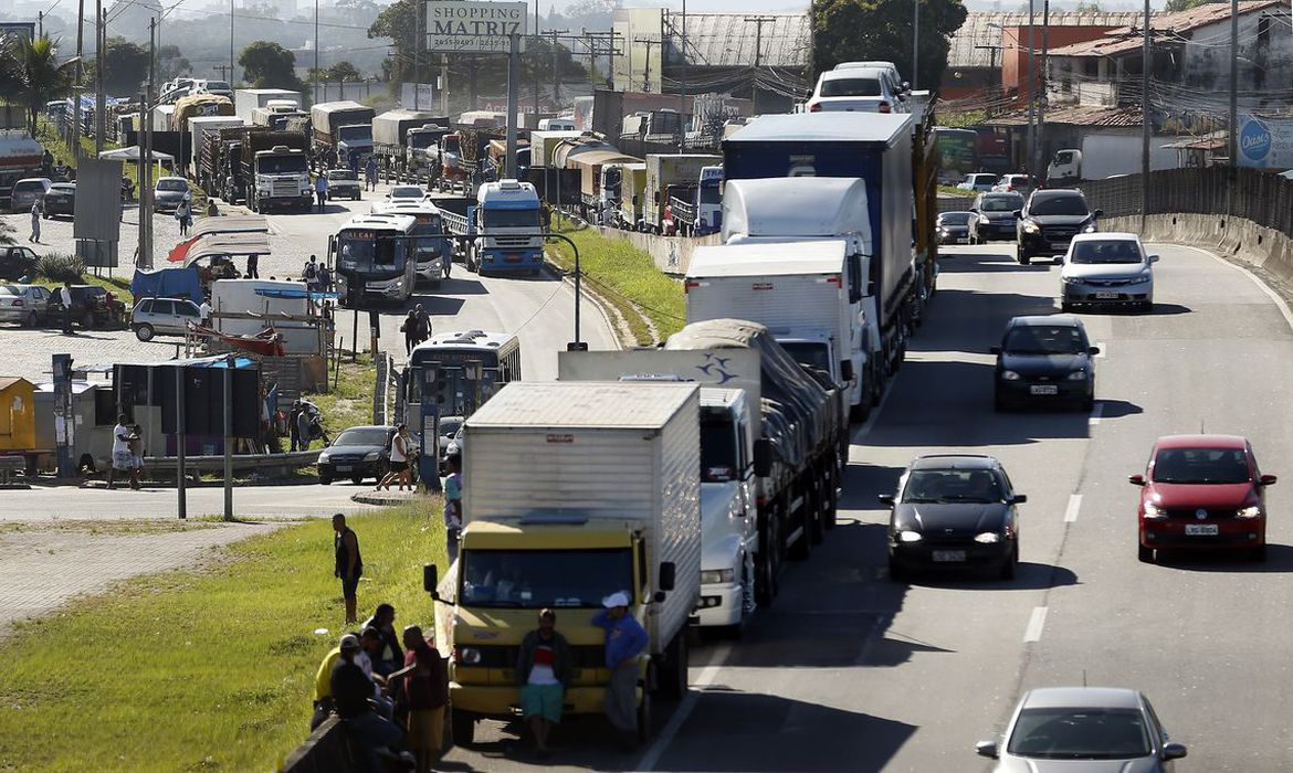 Senado analisa projeto que pode dobrar limite de pontos na CNH de caminhoneiros