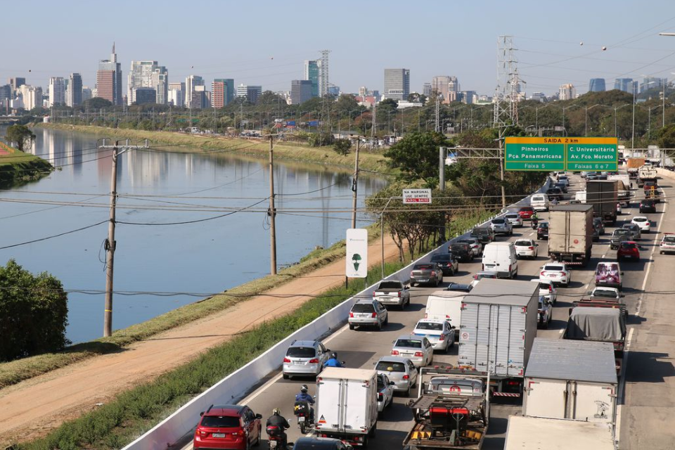 Reduzir a velocidade dos veículos pode melhorar o trânsito