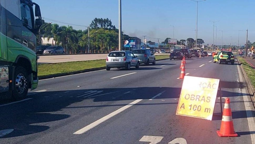 Obra pontual na Linha Verde complica ainda mais o trânsito em Curitiba