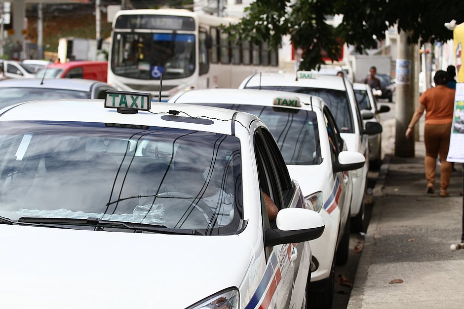 Taxistas vão poder divulgar formas de pagamento na parte externa dos veículos