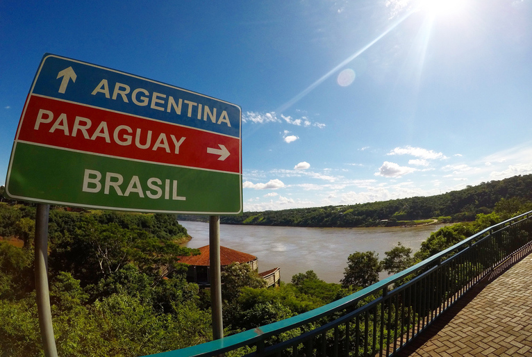 Brasileiros cruzam a fronteira para abastecer seus carros na Argentina