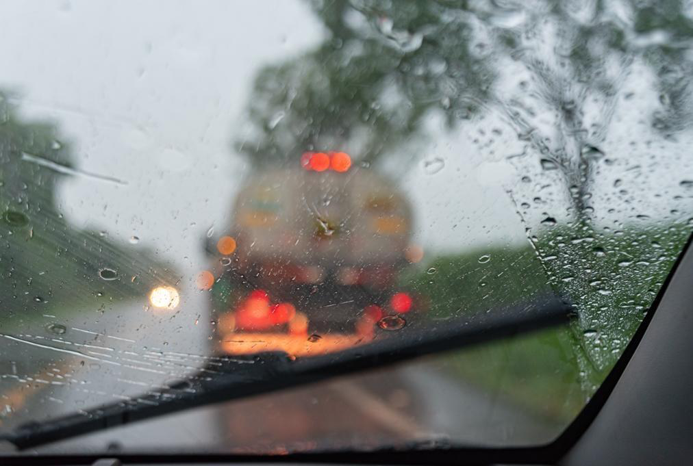 Detran orienta motoristas sobre cuidados ao dirigir no período de chuvas