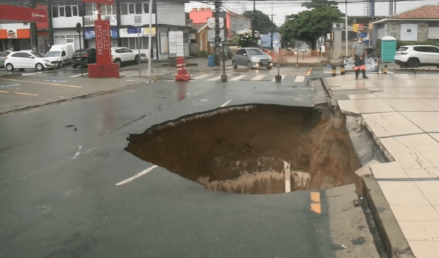 Cratera abre em avenida de João Pessoa após chuvas e rompimento tubulação