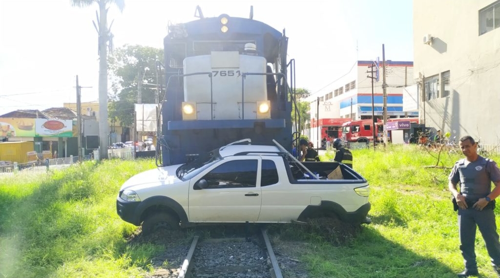 Carro é atingido por trem no interior de São Paulo