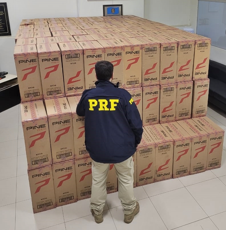 PRF apreende carga de cigarros contrabandeados em rodovia