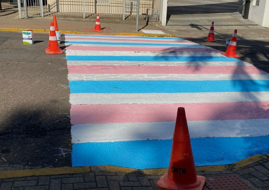 Cidade gaúcha tem faixa de pedestre pintada em homenagem a pessoas trans