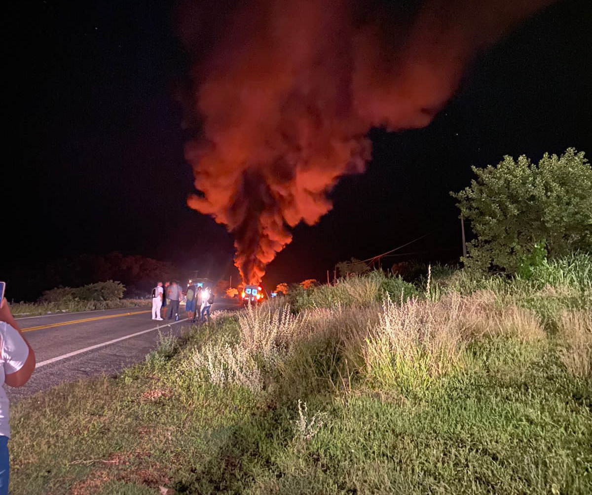 Ônibus que transportava universitários pega fogo em rodovia da Paraíba