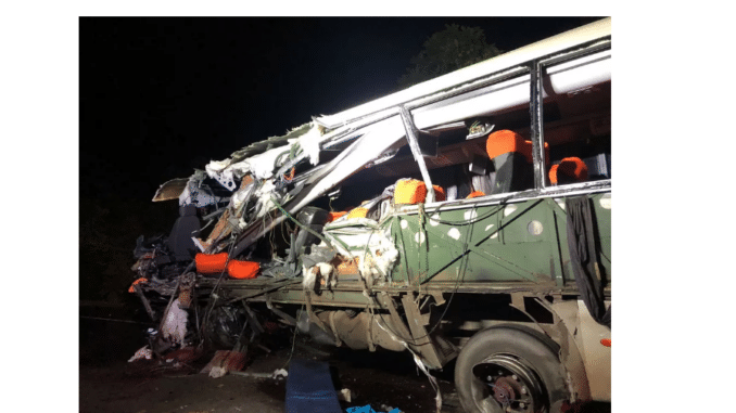 Acidente entre carreta, carro, ônibus e van deixa 6 mortos e 12 feridos