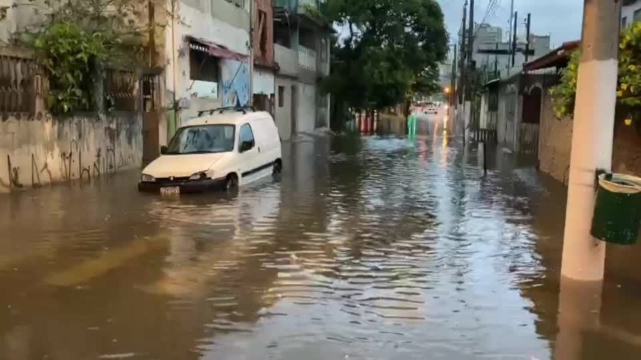 Chuva forte provoca alagamentos e deixa carros submersos