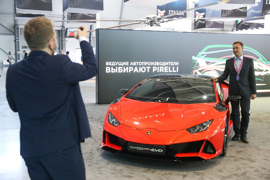 Ferrari, Lamborghini e Porsche suspendem vendas de carros na Rússia