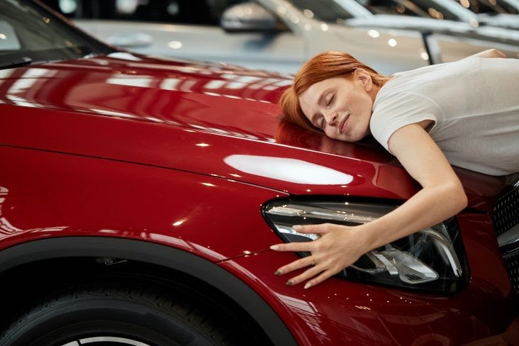 Pesquisa mostra o que mulheres priorizam na hora da compra de um carro