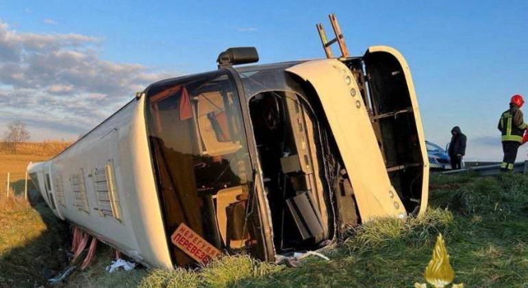 Ônibus que transportava ucranianos capota na Itália e deixa um morto