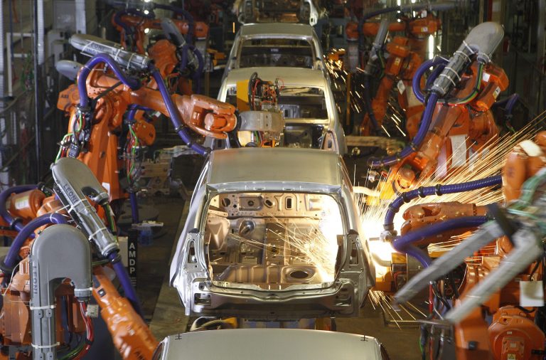 Fábricas da Renault retomam produção de carros no Paraná