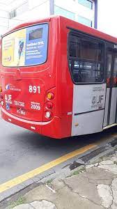 Ônibus urbano estraga complica trânsito no Morro da Glória em Juiz de Fora
