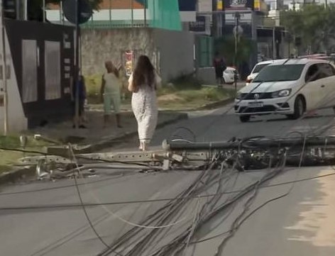 Caminhão engalha em fios e derruba sete postes em rua