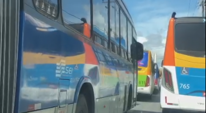 Rodoviários fazem protesto e travam trânsito na Av. Cruz Cabugá, no Recife