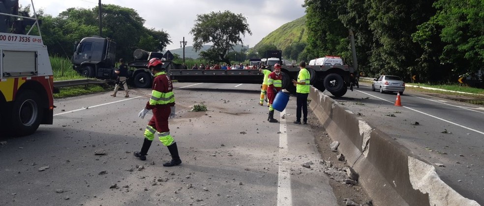 Carreta invade pista contrária e deixa trânsito congestionado na Via Dutra