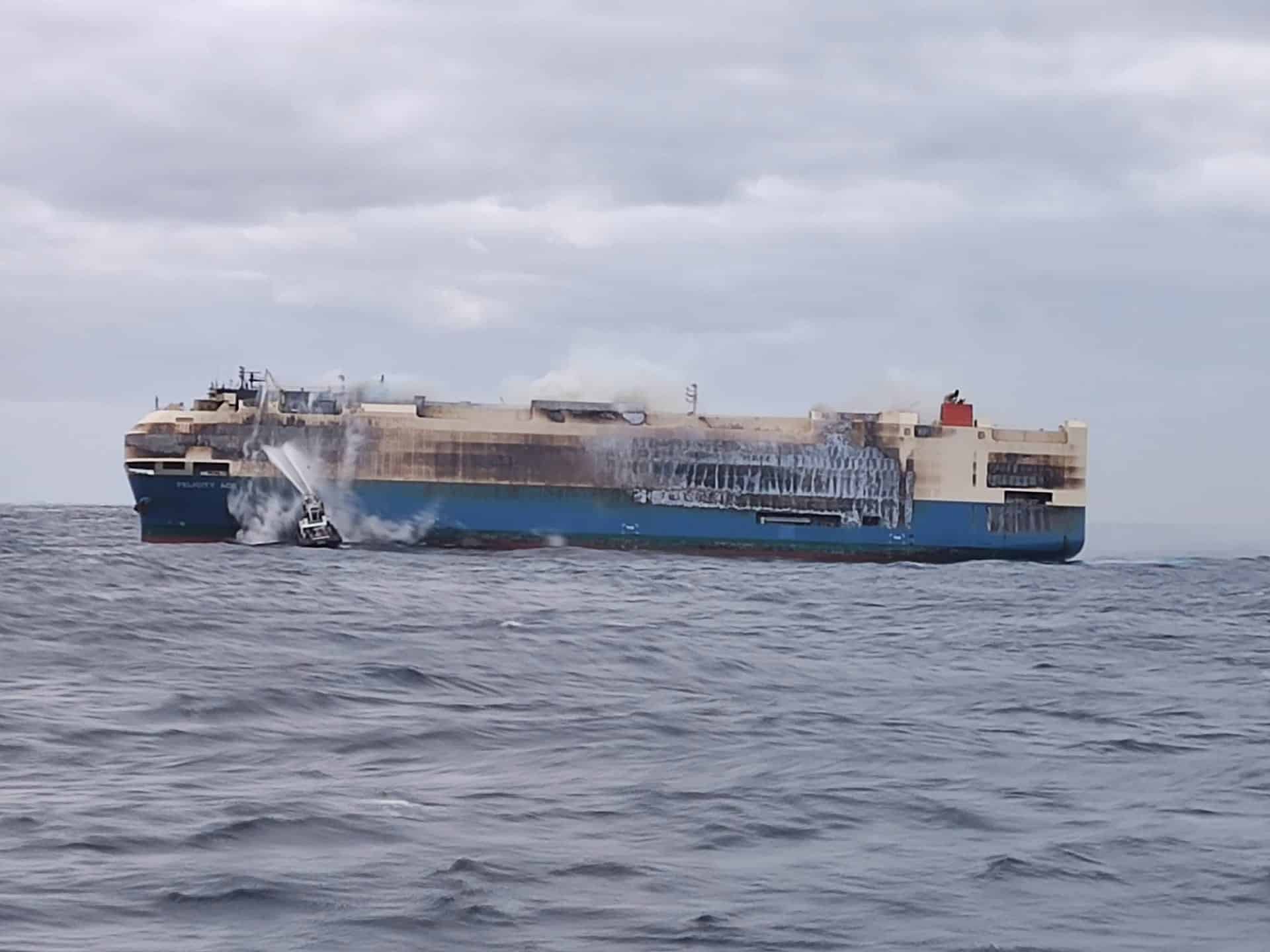 Operadora de navio que incendiou em alto mar proíbe carros elétricos
